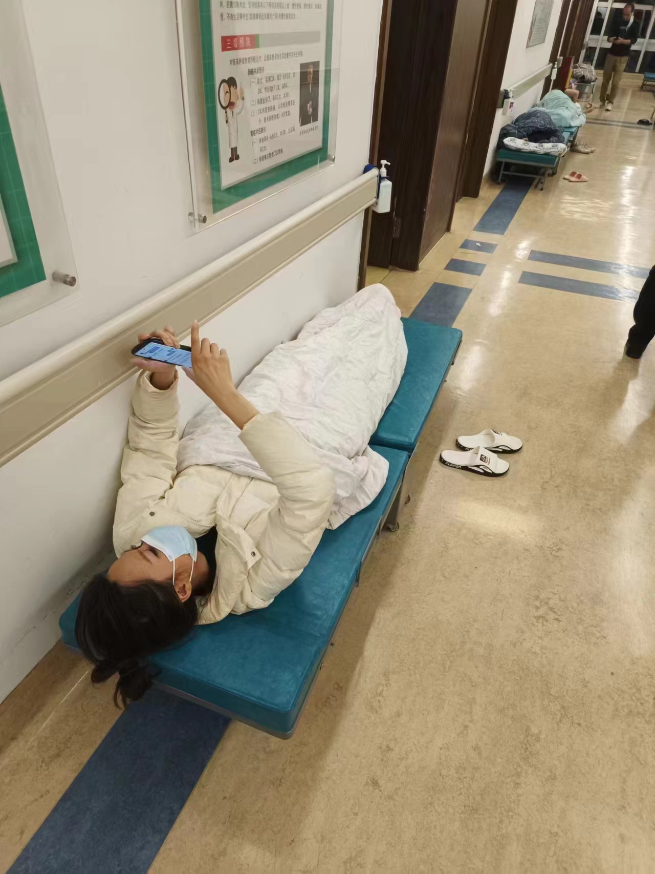 医院陪护床"告急",陪护家属面临无处可睡的困境