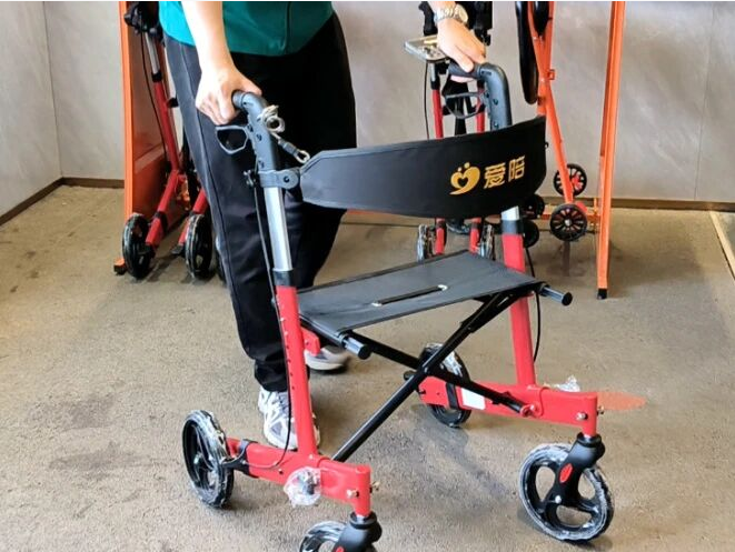 爱陪共享助步车成为银发族的游玩“第三双腿”，景区漫步新神器！