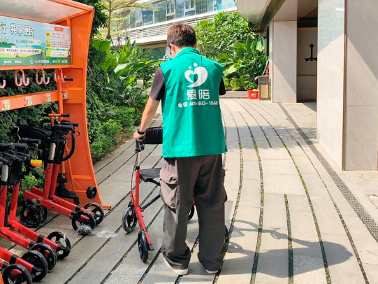 景区服务如何提升游客体验？爱陪共享设备破解全年龄段出行难题！