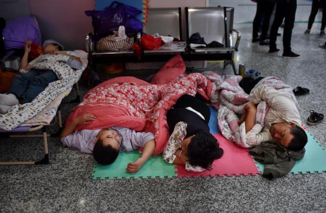 此刻,位于安徽合肥庐江路的省立医院24楼重症监护室外的电梯厅里,王