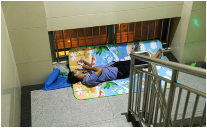 "全球最大医院"门前集体打地铺,看似乱象,实则无奈!