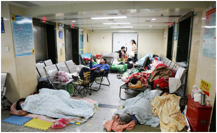 "全球最大医院"门前集体打地铺,看似乱象,实则无奈!